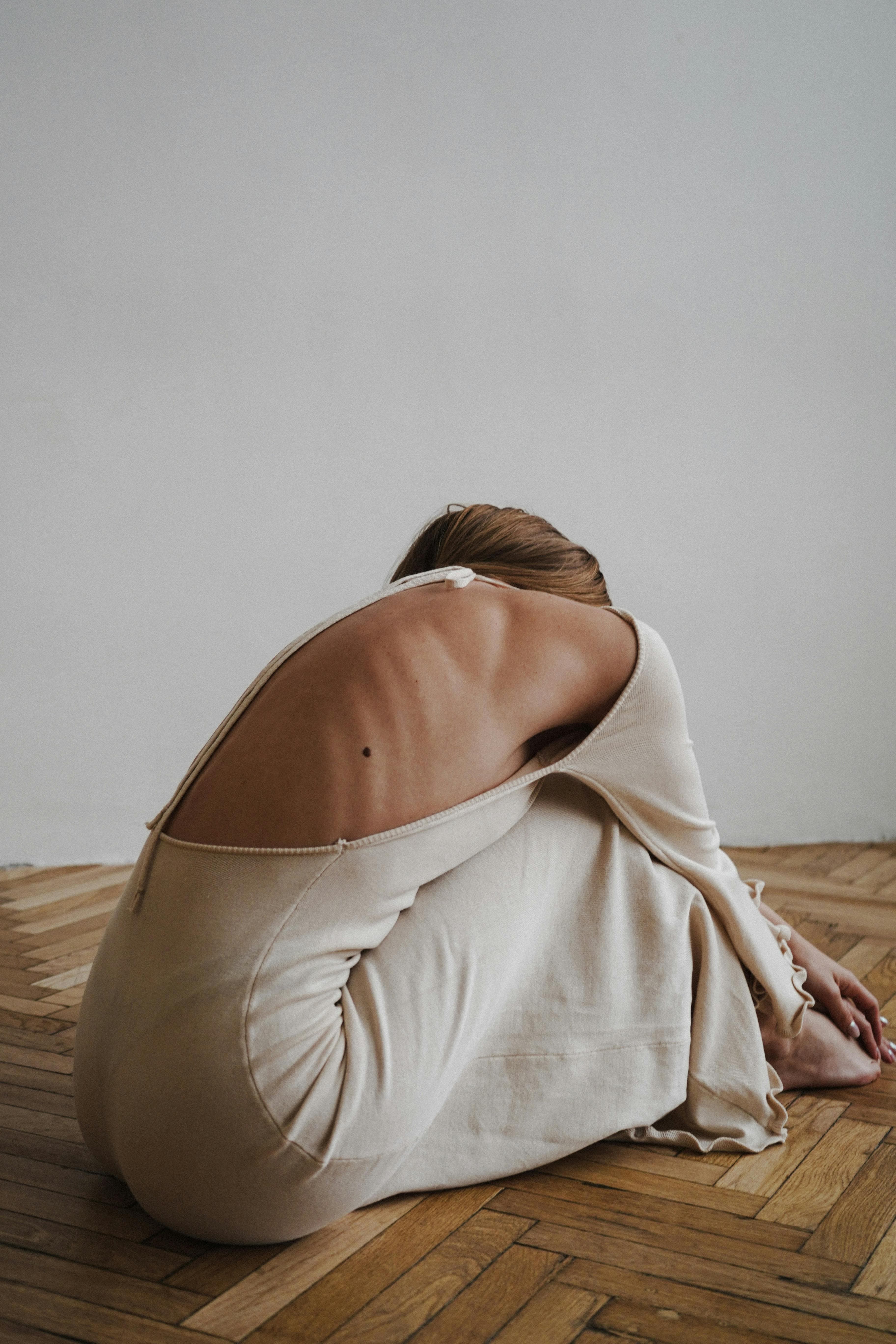 A garment from Livre IV, worn in morning light on a wooden floor.